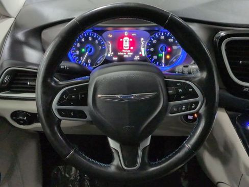 Used 2021 Chrysler Pacifica Touring-L image 15