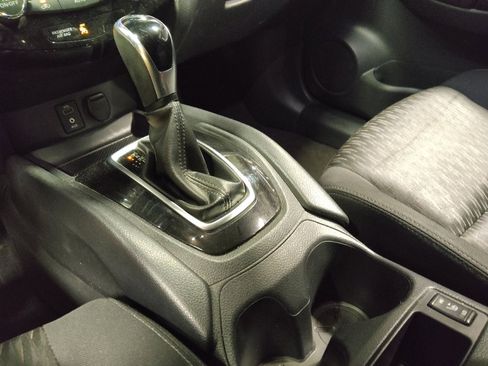 Used 2017 Nissan Rogue SV FWD image 26