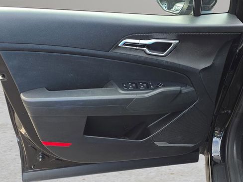 Used 2023 Kia Sportage LX image 9