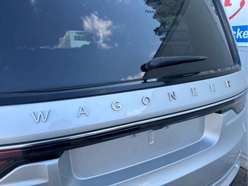 Used 2024 Jeep Wagoneer Series III AWD/4WD image 18