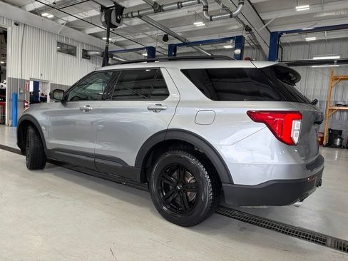 Used 2023 Ford Explorer XLT w/ XLT Sport Appearance Package AWD/4WD image 5