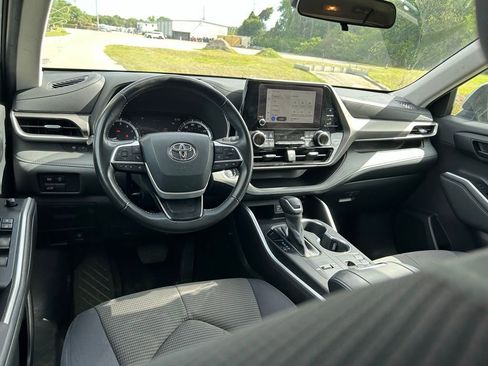 Used 2023 Toyota Highlander LE FWD image 12
