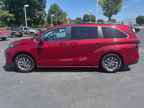 Used 2023 Toyota Sienna LE AWD/4WD image 9