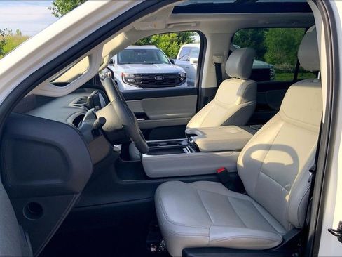 Used 2025 Ford Expedition Active AWD/4WD image 9