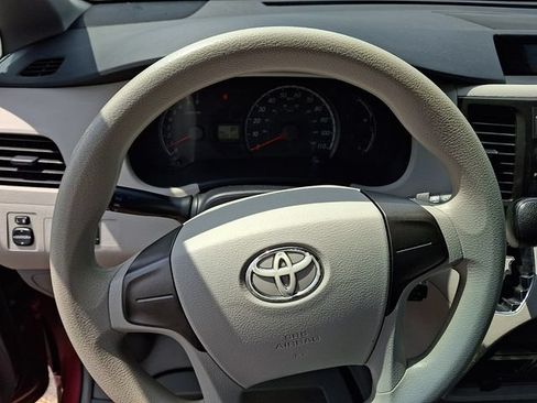 Used 2011 Toyota Sienna w/ Towing Pkg FWD image 19