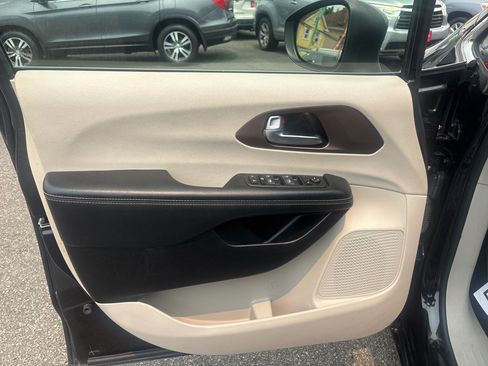 Used 2020 Chrysler Voyager Lxi FWD image 13