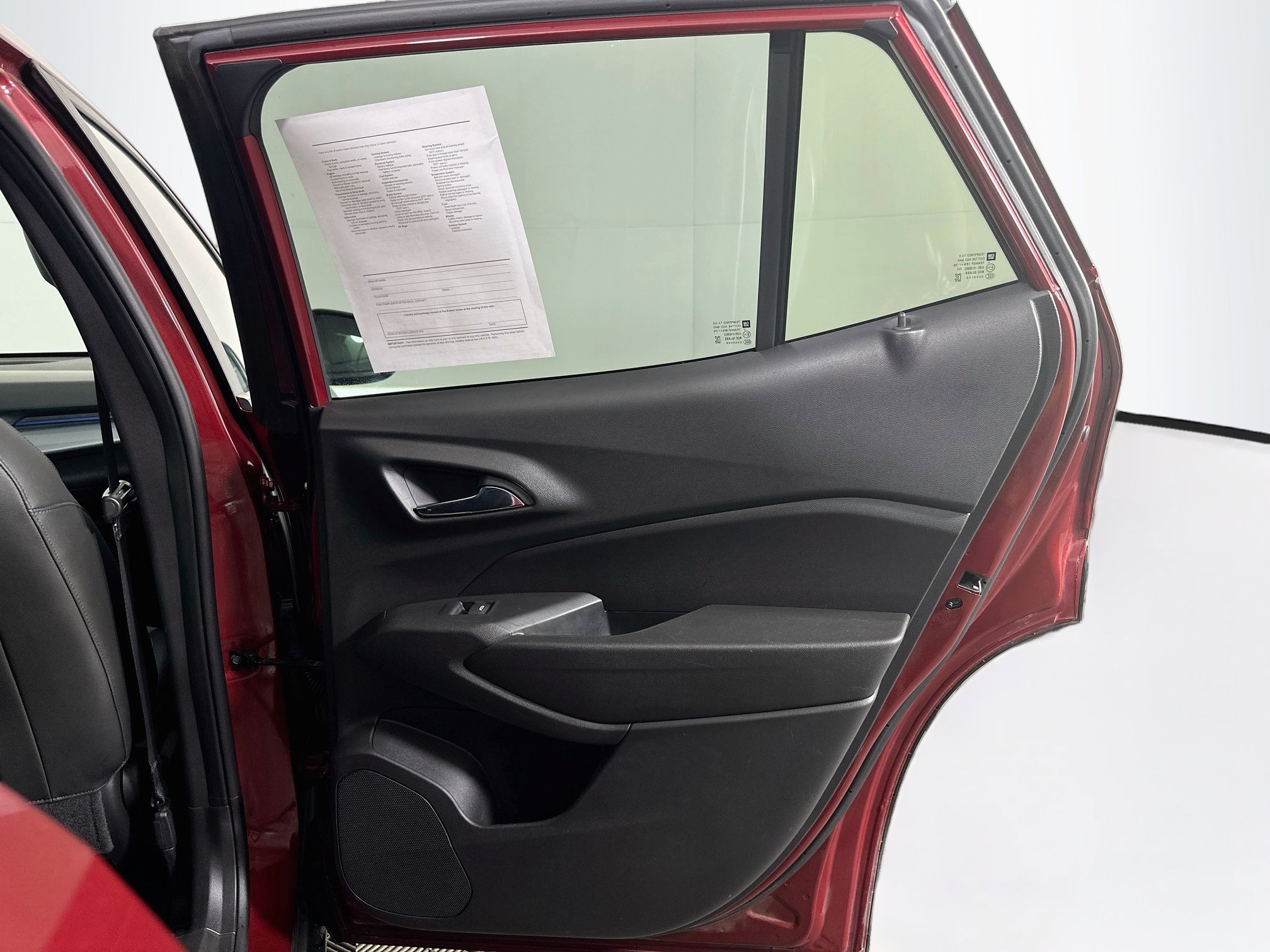 Used 2025 Chevrolet Trax LT FWD image 28
