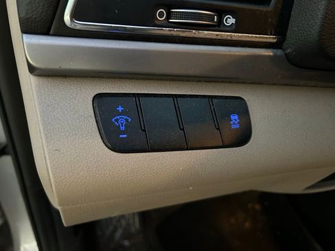 Used 2017 Hyundai Elantra SE image 17