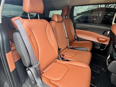 Used 2025 Kia Carnival EX FWD image 14