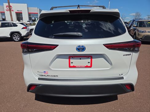 Used 2023 Toyota Highlander LE AWD/4WD image 4