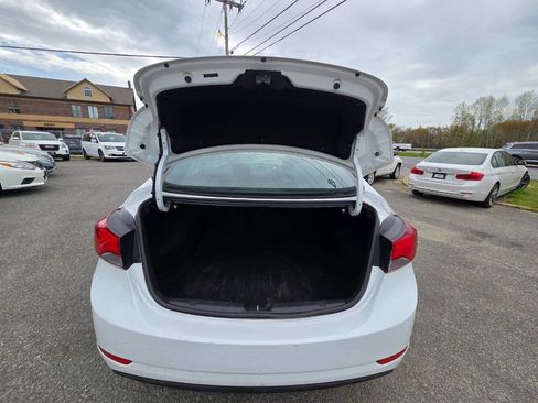 Used 2015 Hyundai Elantra SE FWD image 28