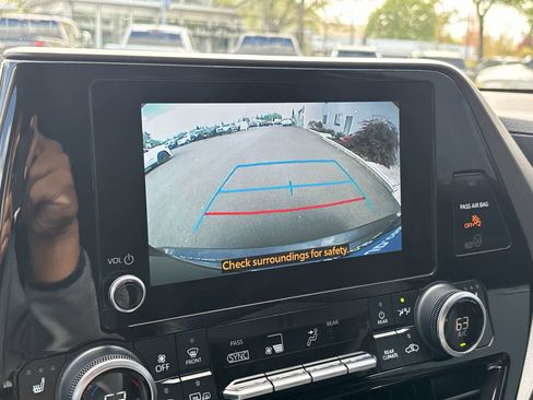 Used 2023 Toyota Highlander XLE AWD/4WD image 22