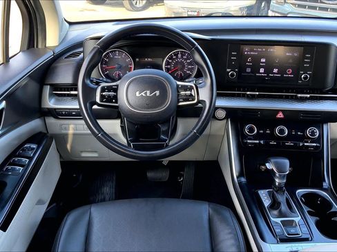 Used 2022 Kia Carnival LX image 5