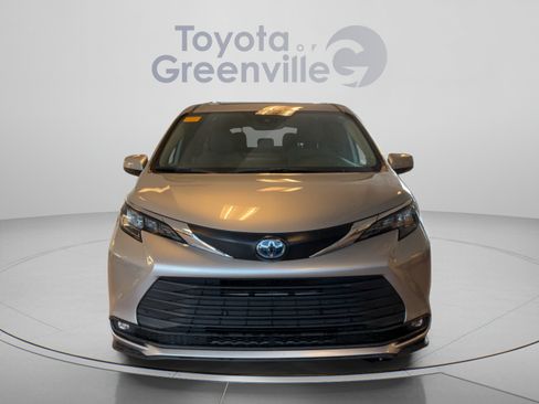 Certified 2025 Toyota Sienna XLE FWD image 9
