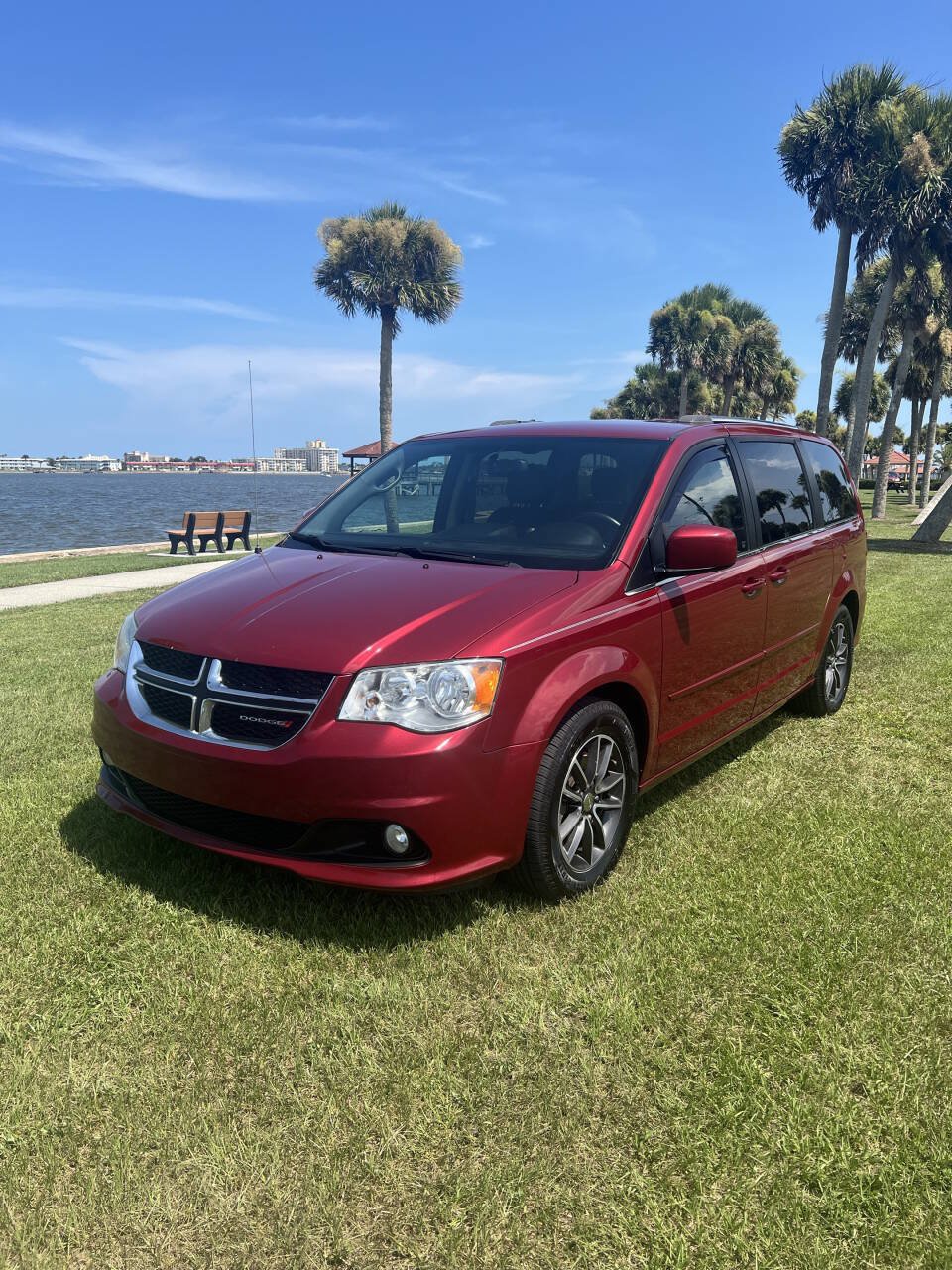 Used 2016 Dodge Grand Caravan SXT FWD image 1
