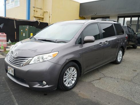 Used 2015 Toyota Sienna XLE image 5