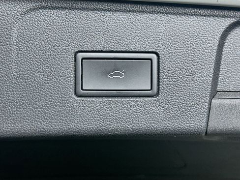 Used 2025 Volkswagen Atlas SE image 30