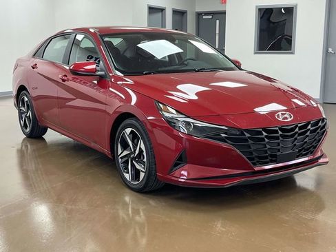 Used 2023 Hyundai Elantra SEL w/ Convenience Package FWD image 3