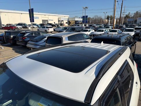 Used 2022 Ford Explorer XLT w/ Equipment Group 202A image 8