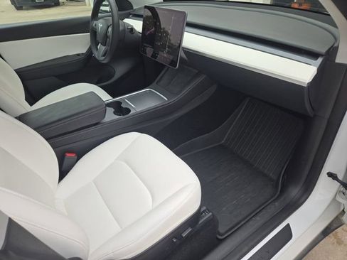 Used 2022 Tesla Model Y Long Range image 31