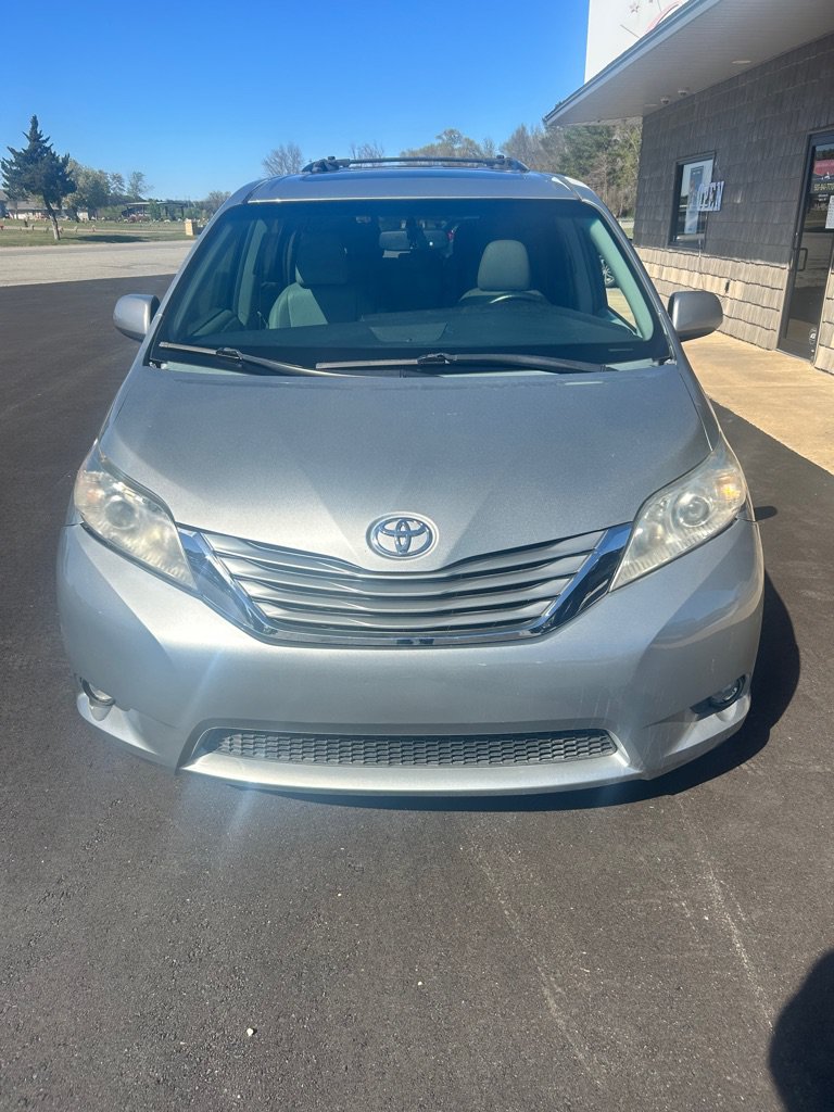 Used 2015 Toyota Sienna XLE Premium FWD image 2