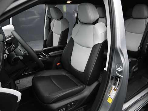 Used 2025 Toyota Sienna XSE w/ XSE Plus Package FWD image 23
