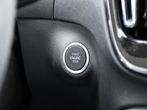 Certified 2025 Volvo XC40 B5 Core image 12