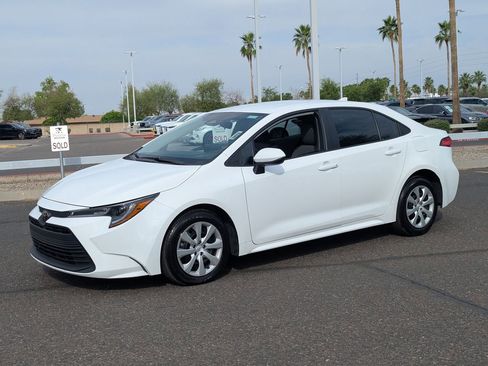 Used 2024 Toyota Corolla LE image 2