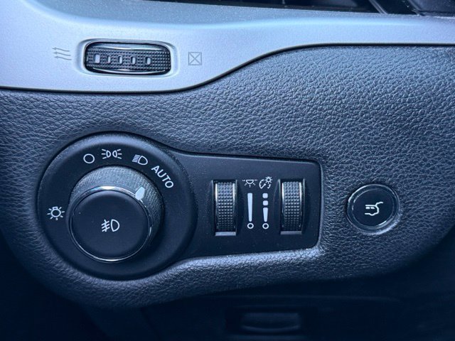 Used 2017 Jeep Cherokee Trailhawk w/ Comfort/Convenience Group AWD/4WD image 24