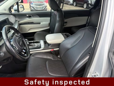 Used 2023 Kia Carnival LX FWD image 11