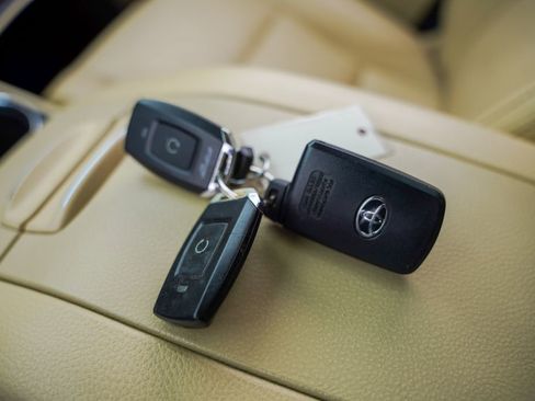 Used 2019 Toyota Highlander XLE w/ Carpet Mat Package (TMS) image 25