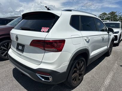 Used 2022 Volkswagen Taos SE w/ Panoramic Sunroof Package