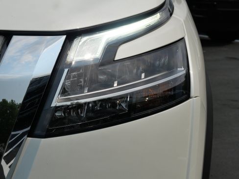 Used 2023 Nissan Pathfinder SL AWD/4WD image 9