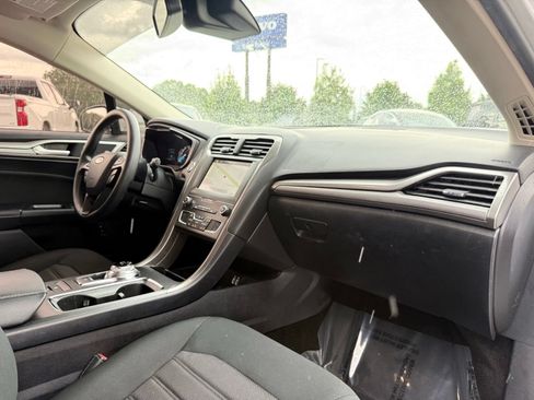 Used 2019 Ford Fusion SE FWD image 21