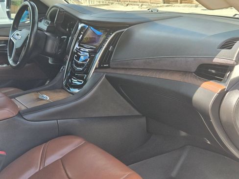Used 2016 Cadillac Escalade Luxury AWD/4WD image 30