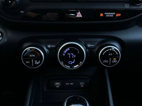 Used 2025 Hyundai Venue SEL image 27