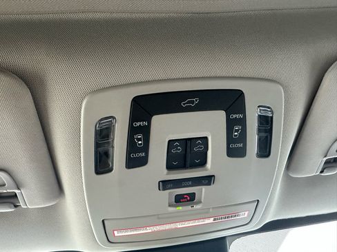 Used 2023 Toyota Sienna XLE image 21