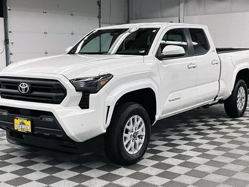 Used 2025 Toyota Tacoma SR5 AWD/4WD image 12