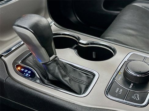 Used 2019 Jeep Grand Cherokee Limited w/ Luxury Group II image 28