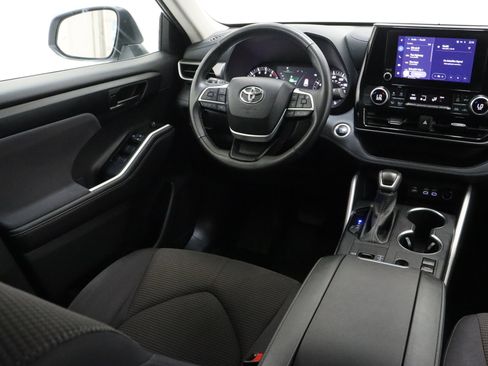 Certified 2025 Toyota Highlander LE FWD image 31