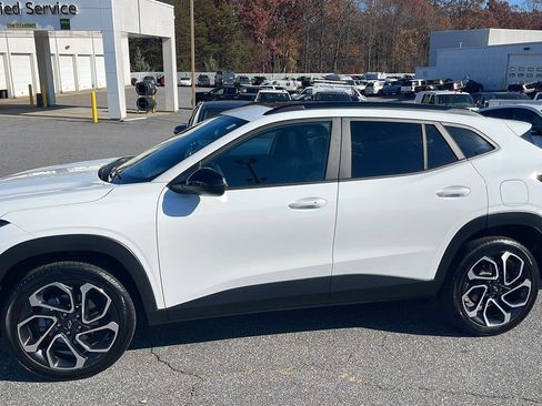 Used 2025 Chevrolet Trax RS w/ Sunroof Package image 2