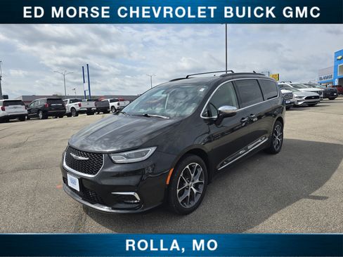 Used 2022 Chrysler Pacifica Limited w/ Uconnect Theater Family Group AWD/4WD image 7