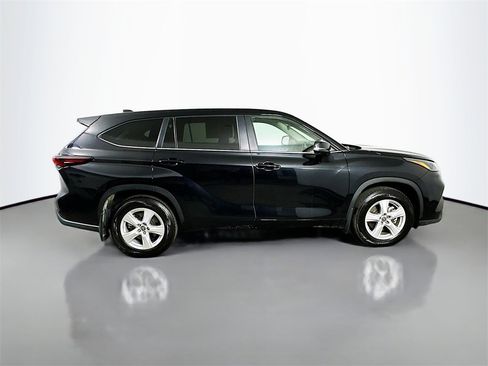 Used 2024 Toyota Highlander LE image 7