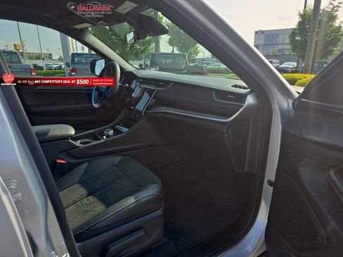 Used 2025 Jeep Grand Cherokee L Altitude RWD image 17