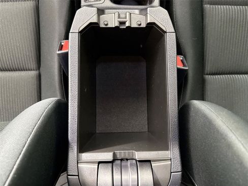 Used 2018 Toyota RAV4 LE FWD image 33