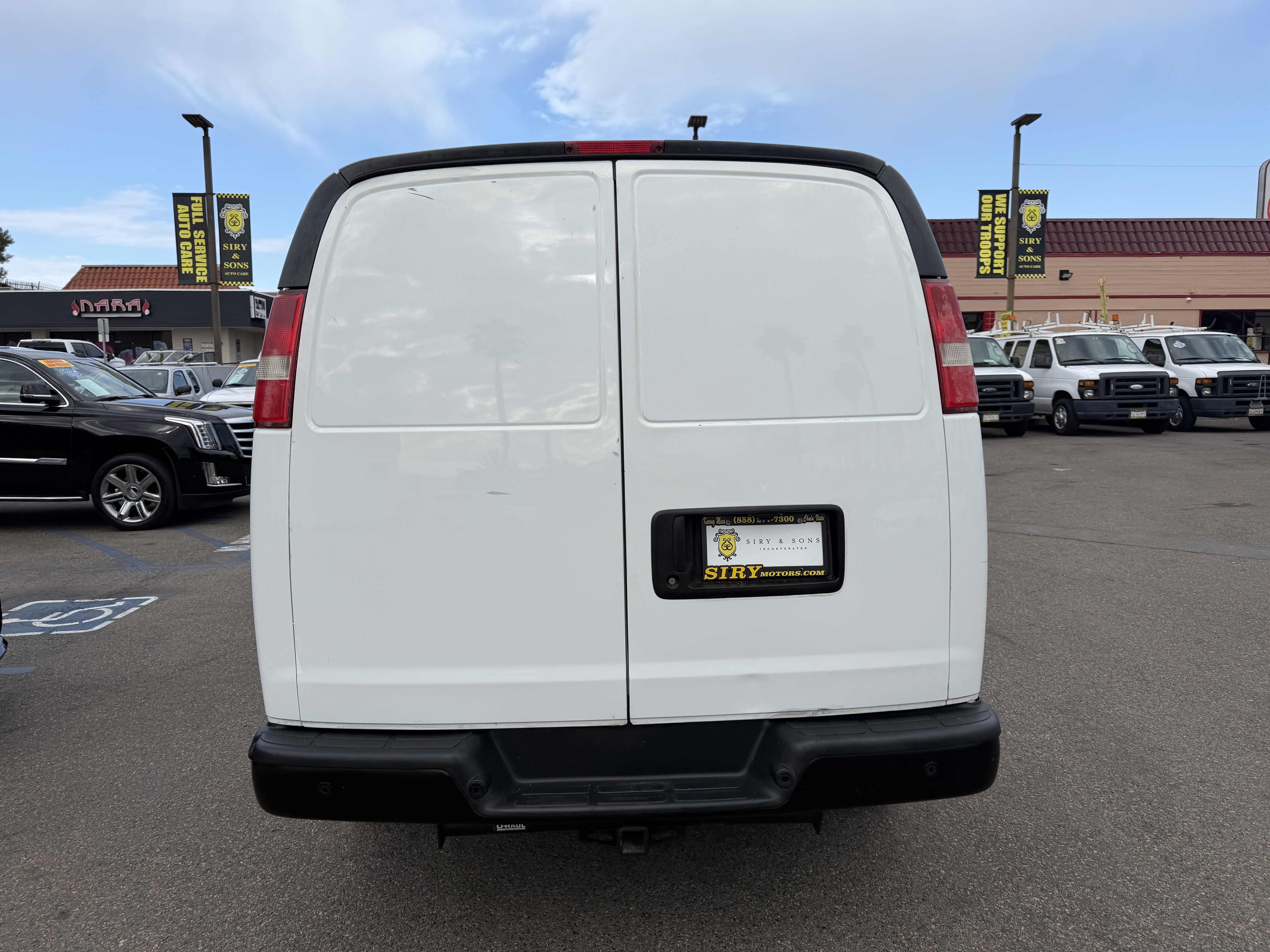 Used 2017 Chevrolet Express 3500 Extended RWD image 4