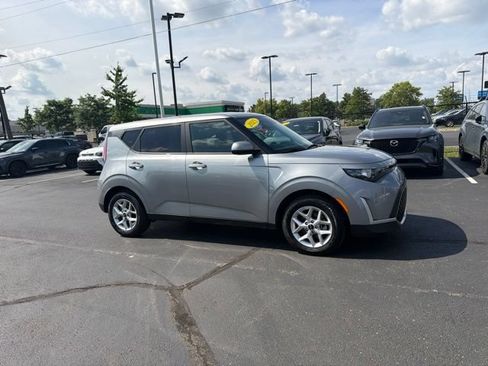 Used 2025 Kia Soul LX w/ LX Technology Package FWD image 3