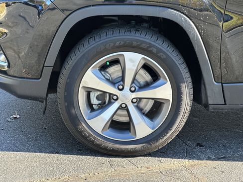 Used 2021 Jeep Cherokee Limited image 10