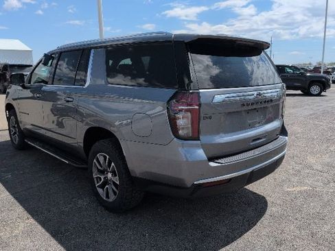 Used 2022 Chevrolet Suburban LT w/ Luxury Package AWD/4WD image 2