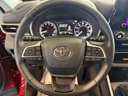 Used 2023 Toyota Highlander XLE AWD/4WD image 13